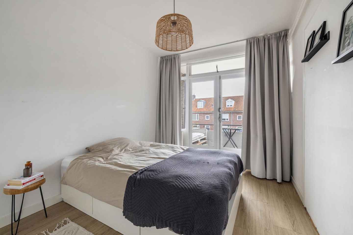Bright 3-room apartment with sunny south-facing balcony — 34