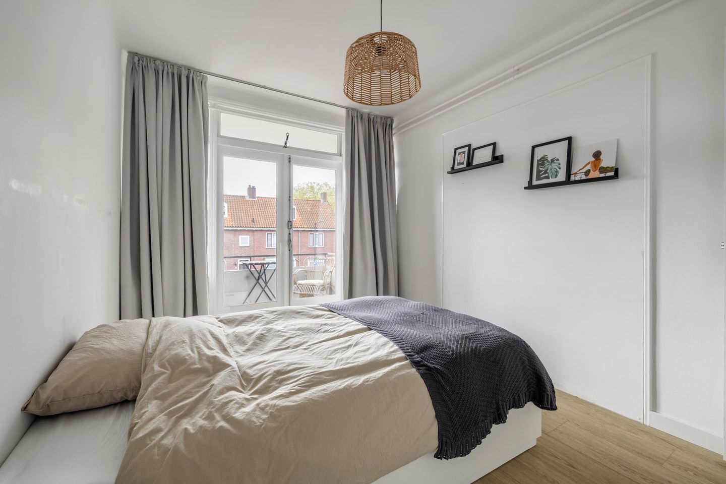 Bright 3-room apartment with sunny south-facing balcony — 35