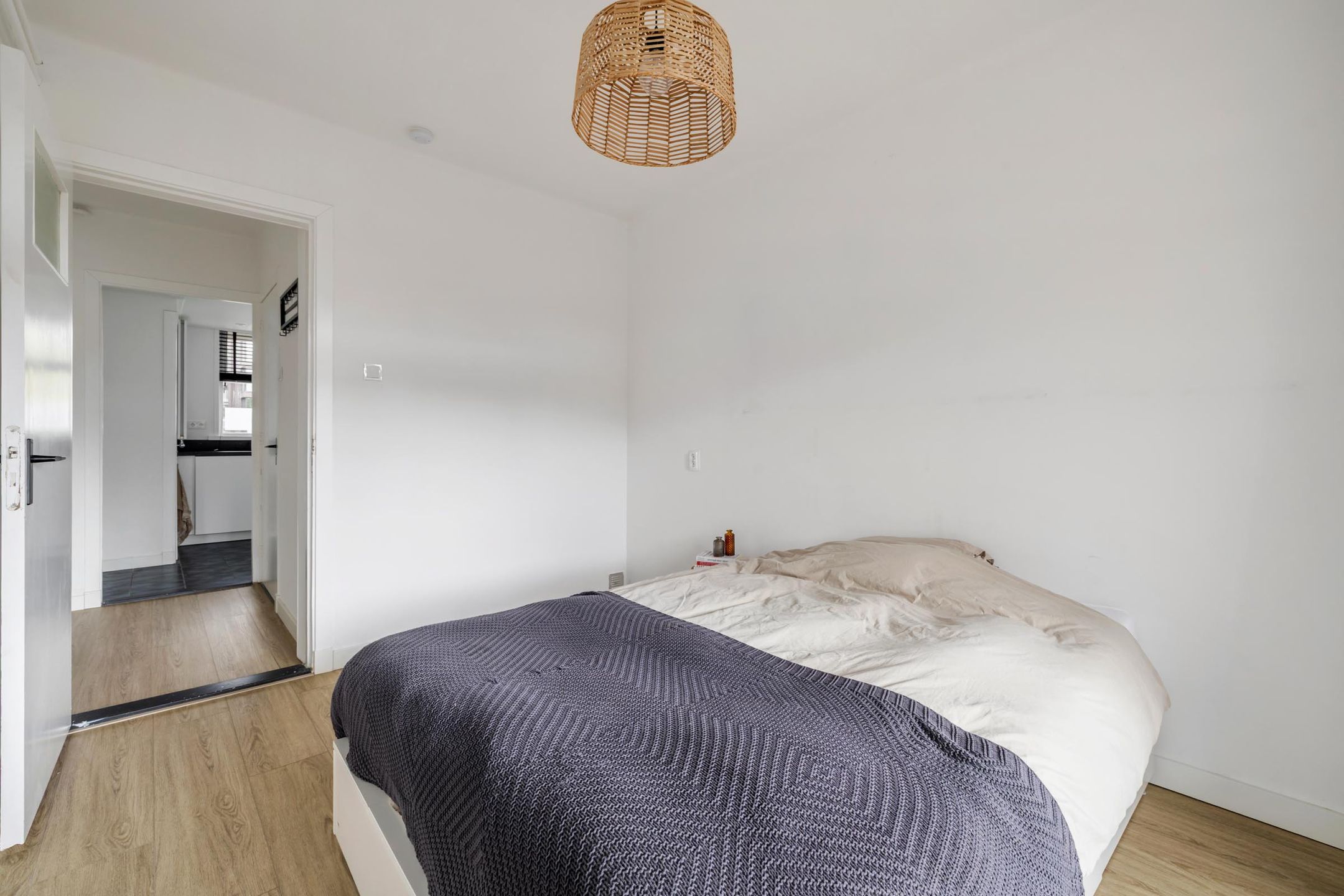 Bright 3-room apartment with sunny south-facing balcony — 36
