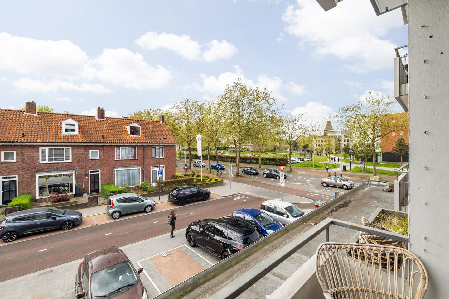Bright 3-room apartment with sunny south-facing balcony — 40