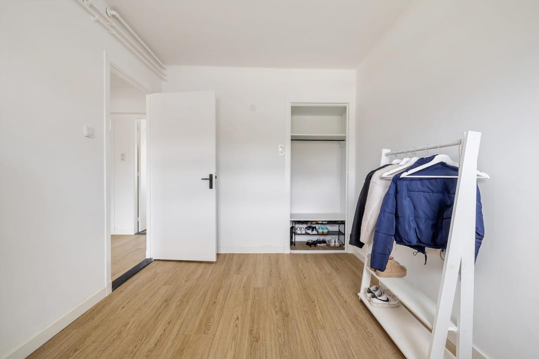 Bright 3-room apartment with sunny south-facing balcony — 28