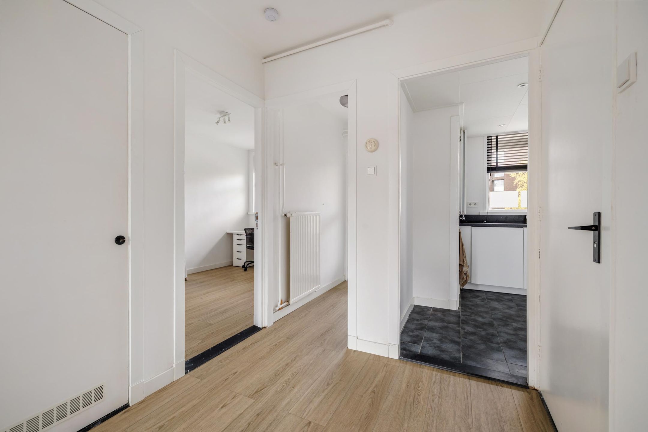 Bright 3-room apartment with sunny south-facing balcony — 18