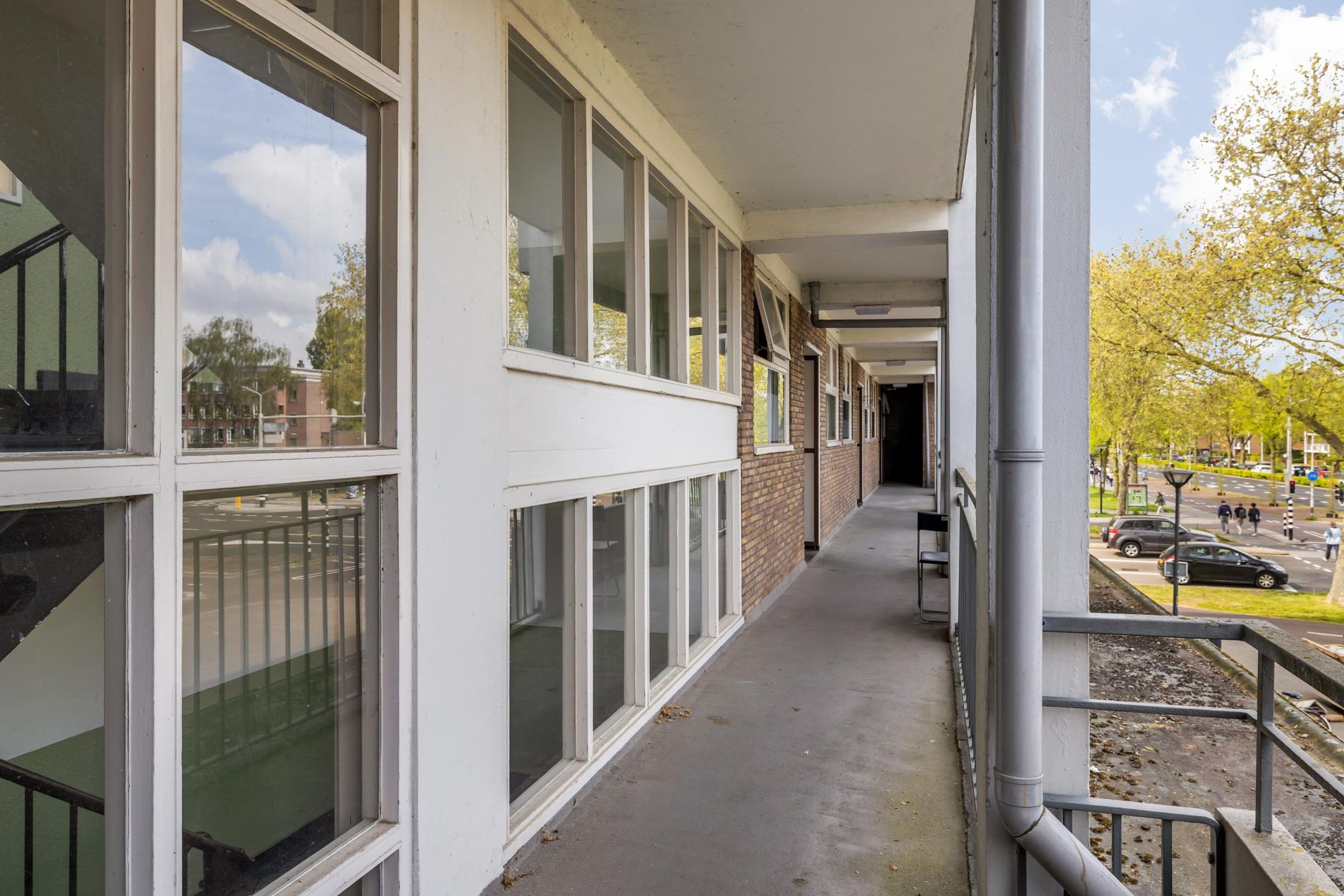 Bright 3-room apartment with sunny south-facing balcony — 12
