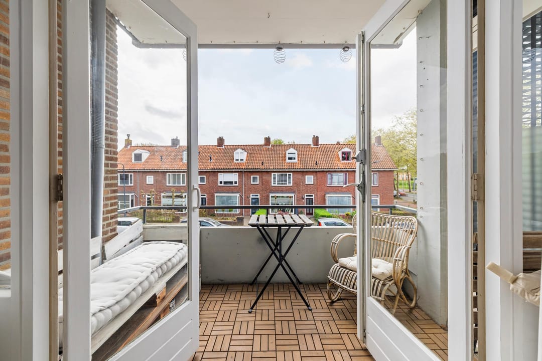 Bright 3-room apartment with sunny south-facing balcony — 37