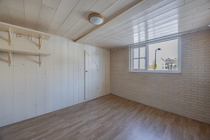 Twee-onder-één-kap te koop: Grote Houtweg 243, Beverwijk