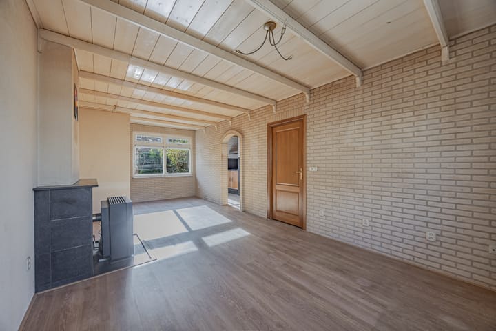 Twee-onder-één-kap te koop: Grote Houtweg 243, Beverwijk