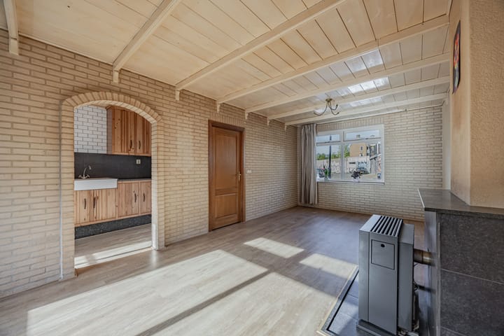 Twee-onder-één-kap te koop: Grote Houtweg 243, Beverwijk