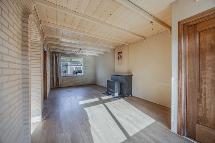Twee-onder-één-kap te koop: Grote Houtweg 243, Beverwijk