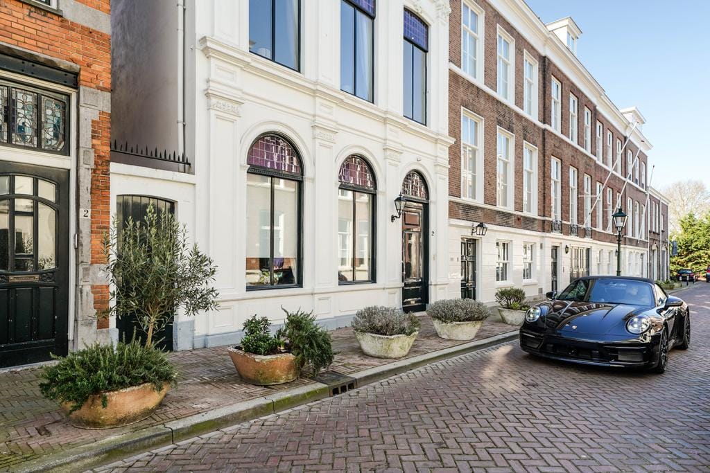 Iconic 1869 Monument City Villa in The Hague Voorhout — 61