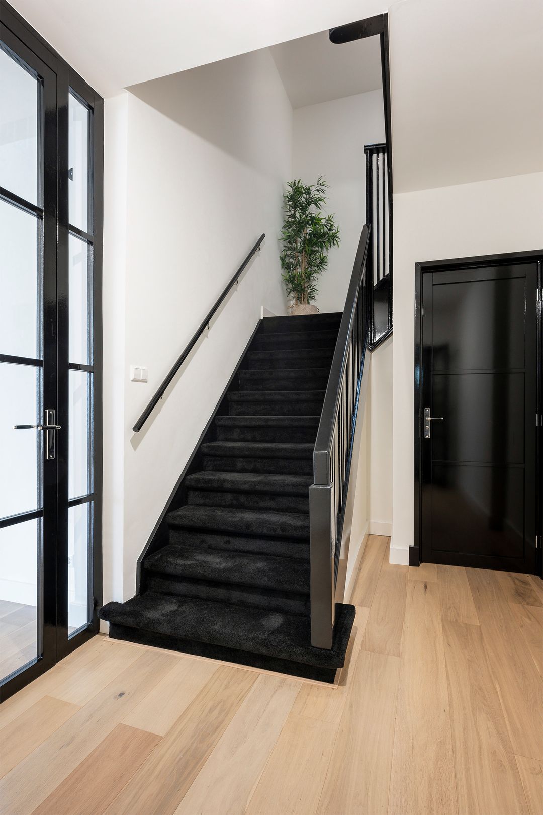 Renovated Semi-Detached Townhouse with 5 Bedrooms and Sunny Garden in Statenkwartier — 16