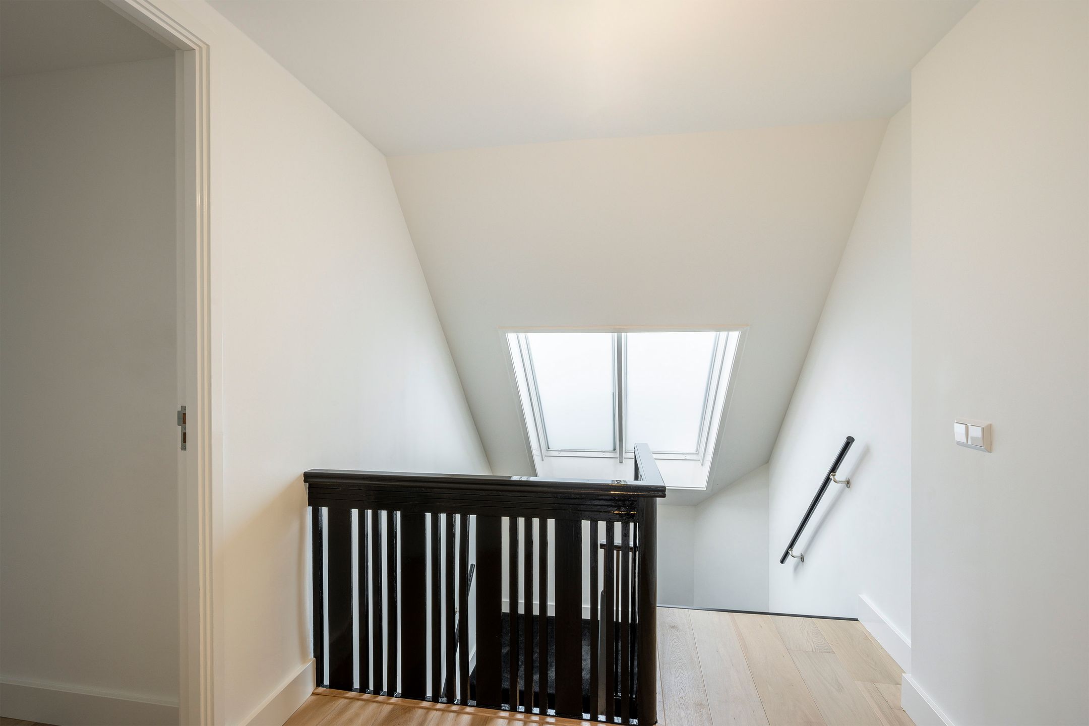 Renovated Semi-Detached Townhouse with 5 Bedrooms and Sunny Garden in Statenkwartier — 36