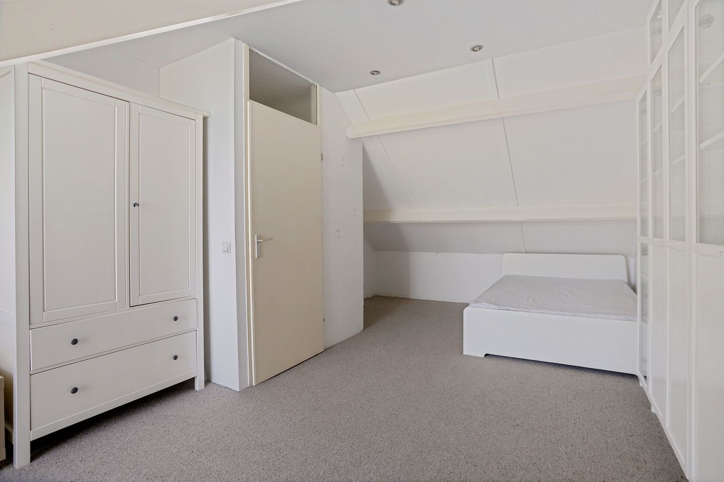 Spacious Terraced Home with Potential in Popular Kersenboogerd — 20