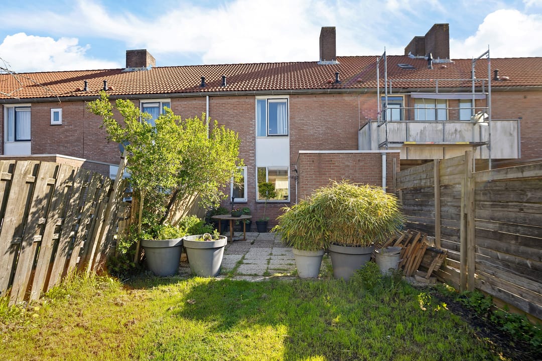Spacious Terraced Home with Potential in Popular Kersenboogerd — 26