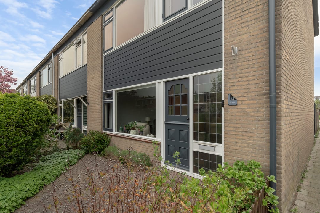 Spacious corner home with garden and potential in Katwijk — 32