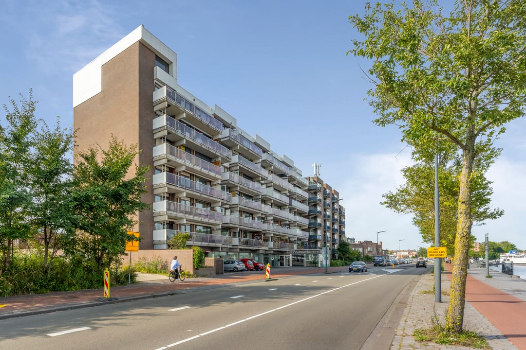 Apartment with Unobstructed Water Views Over the Spaarne — 26