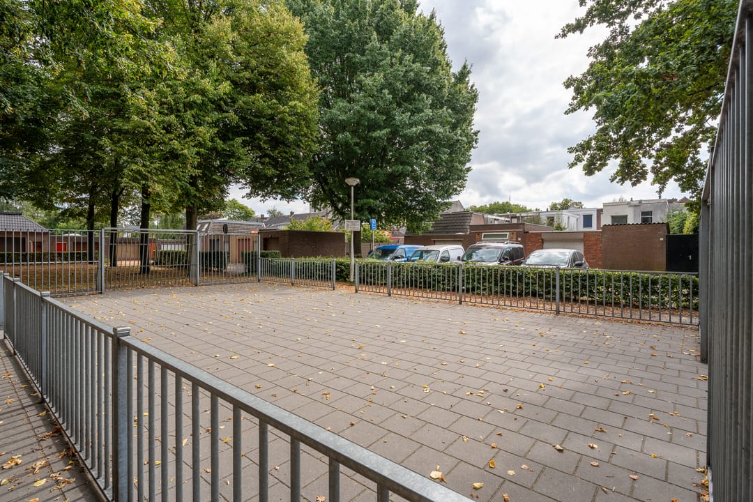 Charming extended terraced house with large garage near Tilburg city center — 28
