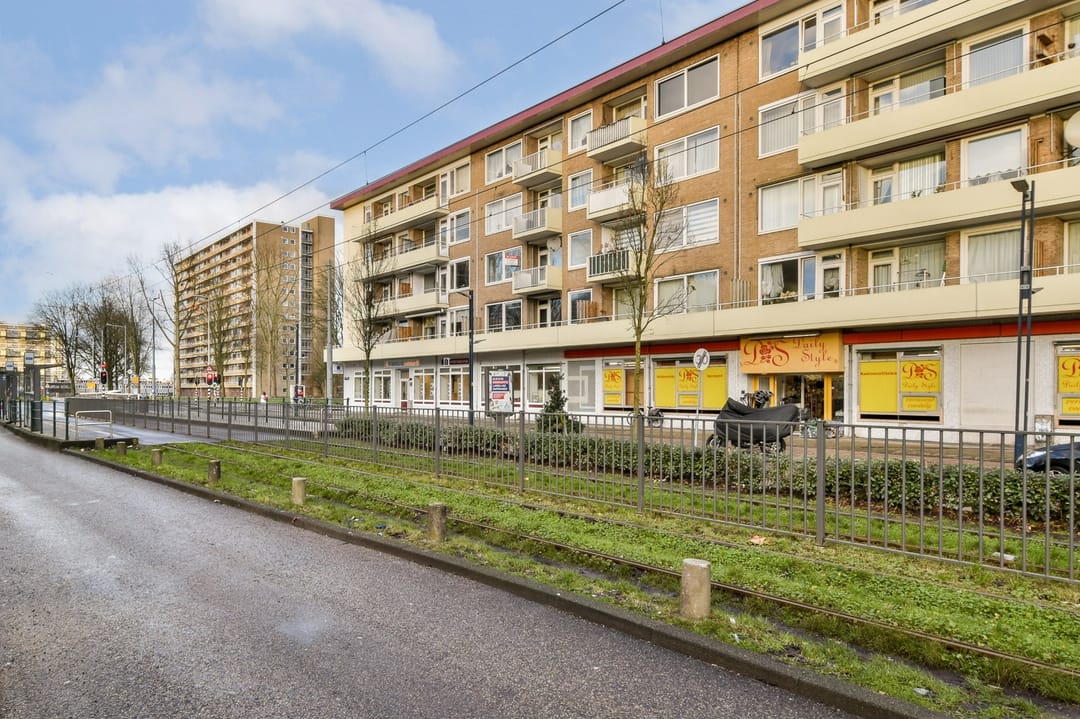 Spacious 3-bedroom apartment with sunny south-facing balcony on own ground in Osdorp — 26