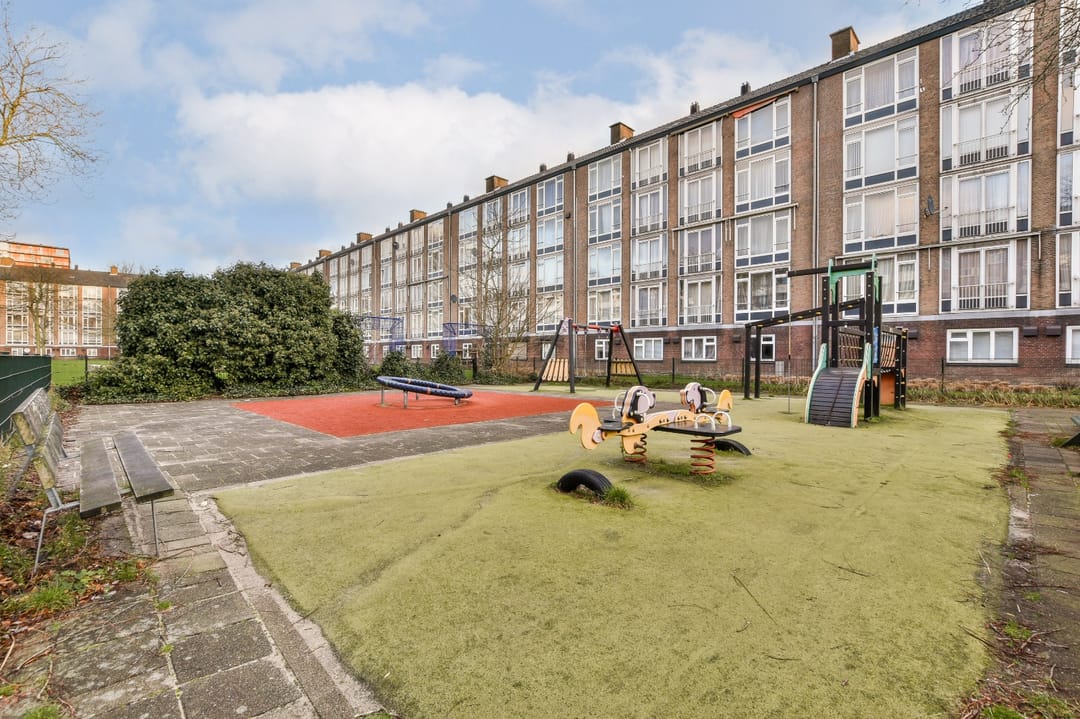 Spacious 3-bedroom apartment with sunny south-facing balcony on own ground in Osdorp — 16