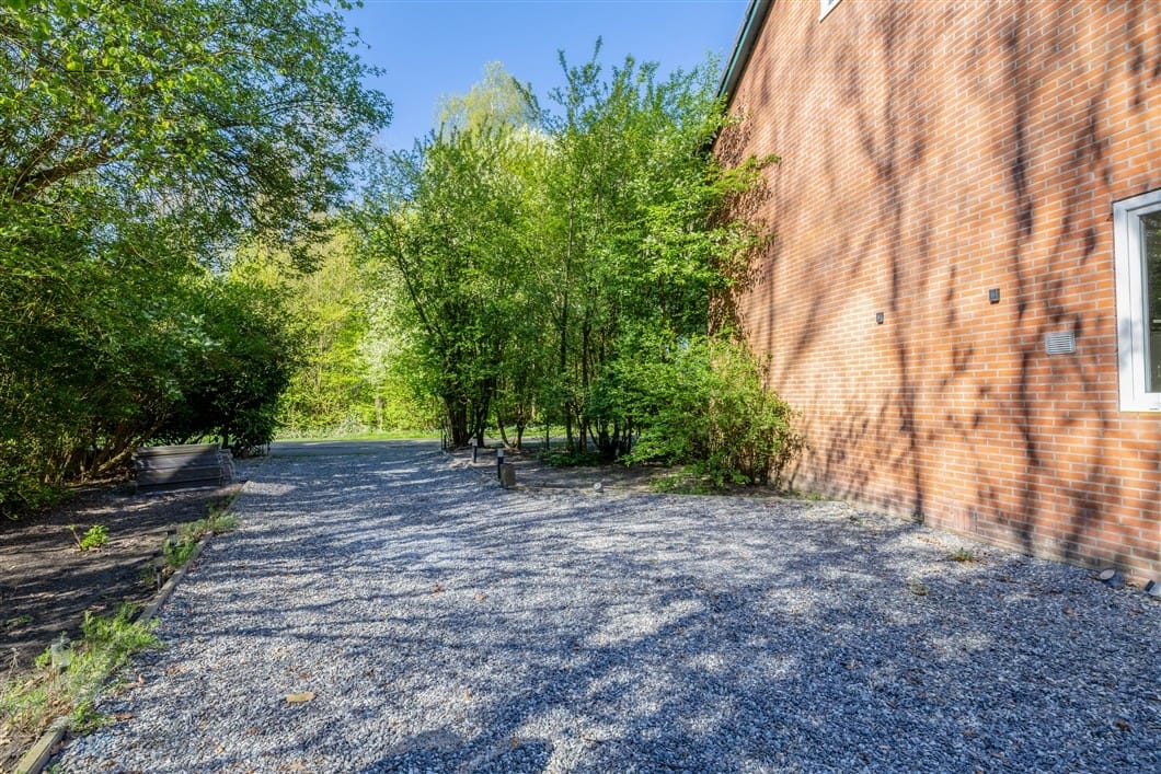 Well-maintained family home at the forest edge with four bedrooms and large garden — 12