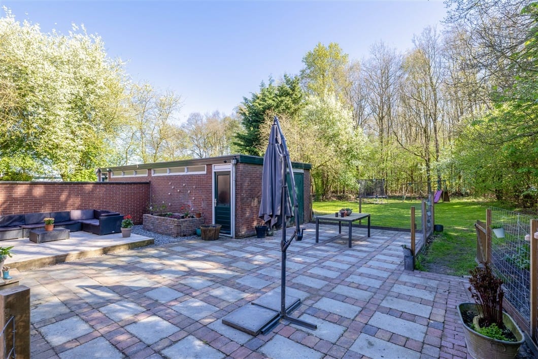 Well-maintained family home at the forest edge with four bedrooms and large garden — 25
