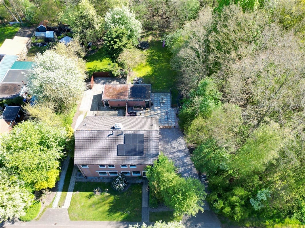 Well-maintained family home at the forest edge with four bedrooms and large garden — 46