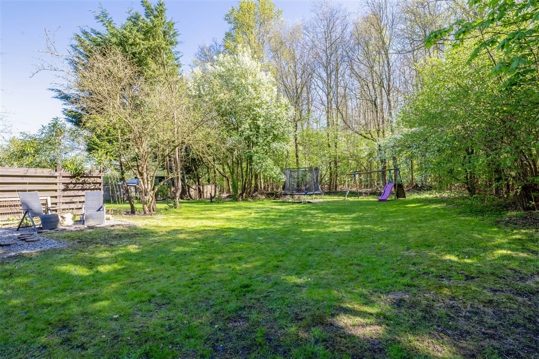 Well-maintained family home at the forest edge with four bedrooms and large garden — 27