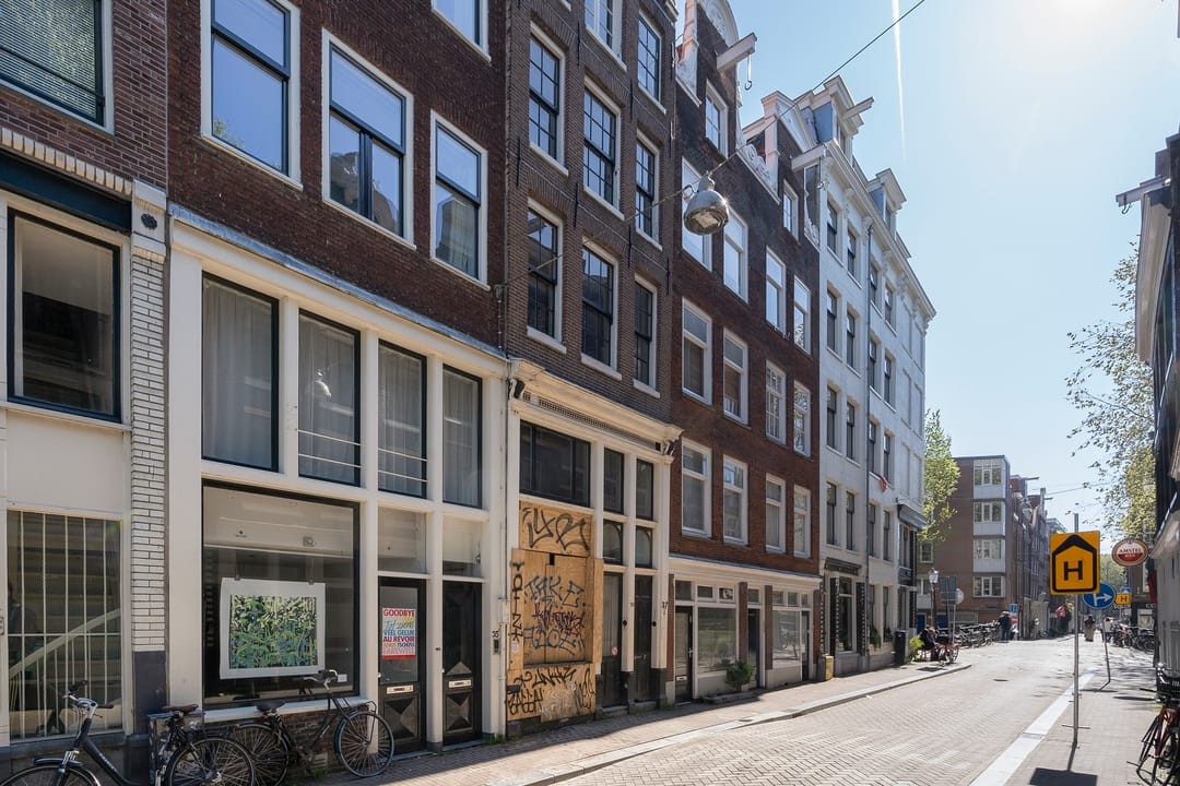 Renovated Upper Apartment with Three Bedrooms in Historic Amsterdam Center — 26