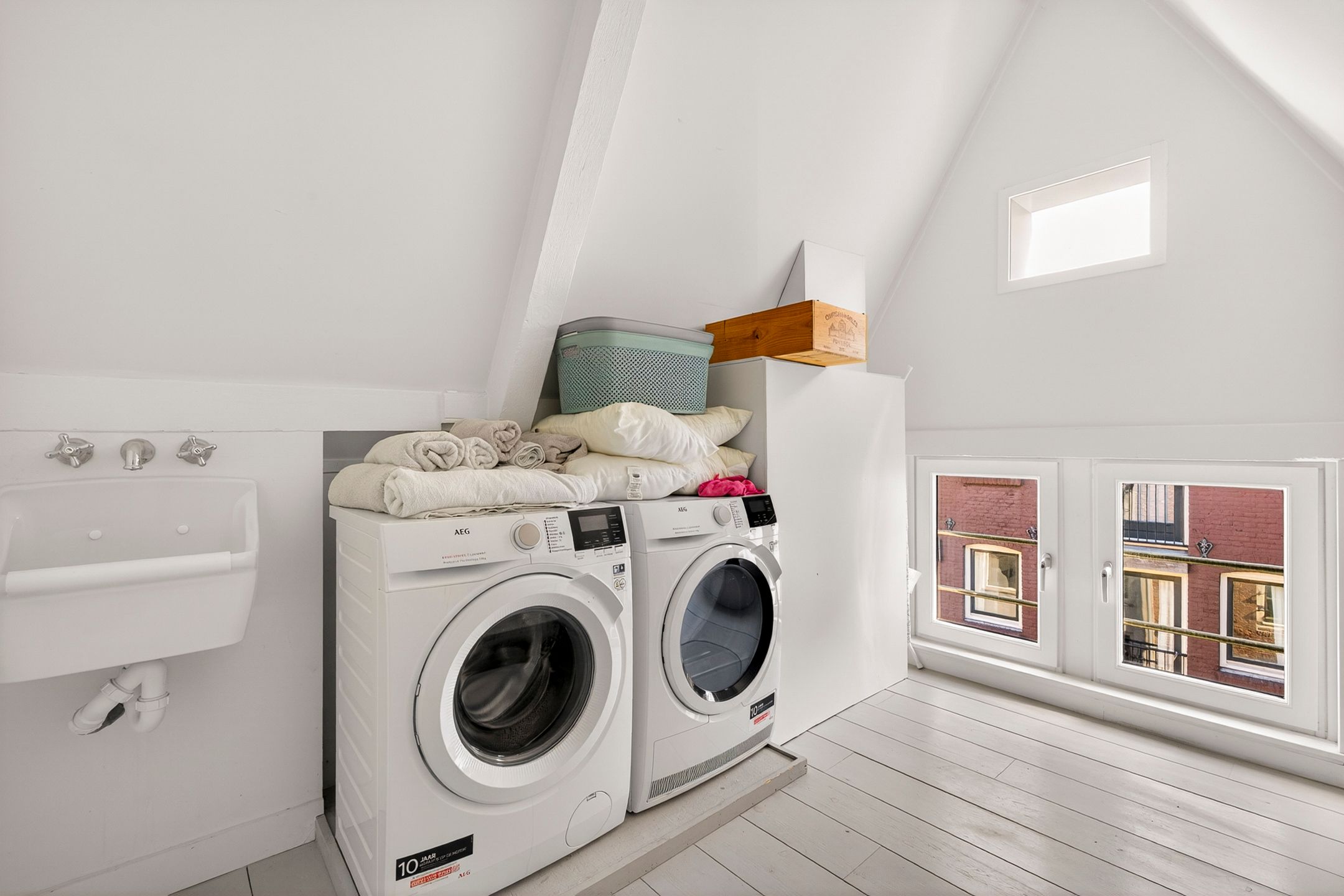 Renovated Upper Apartment with Three Bedrooms in Historic Amsterdam Center — 24