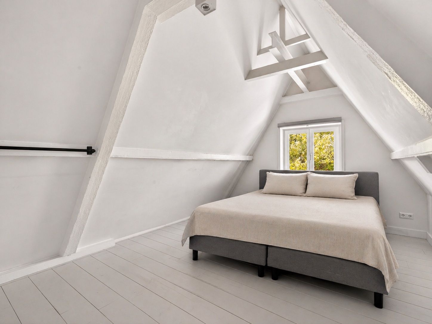 Renovated Upper Apartment with Three Bedrooms in Historic Amsterdam Center — 21