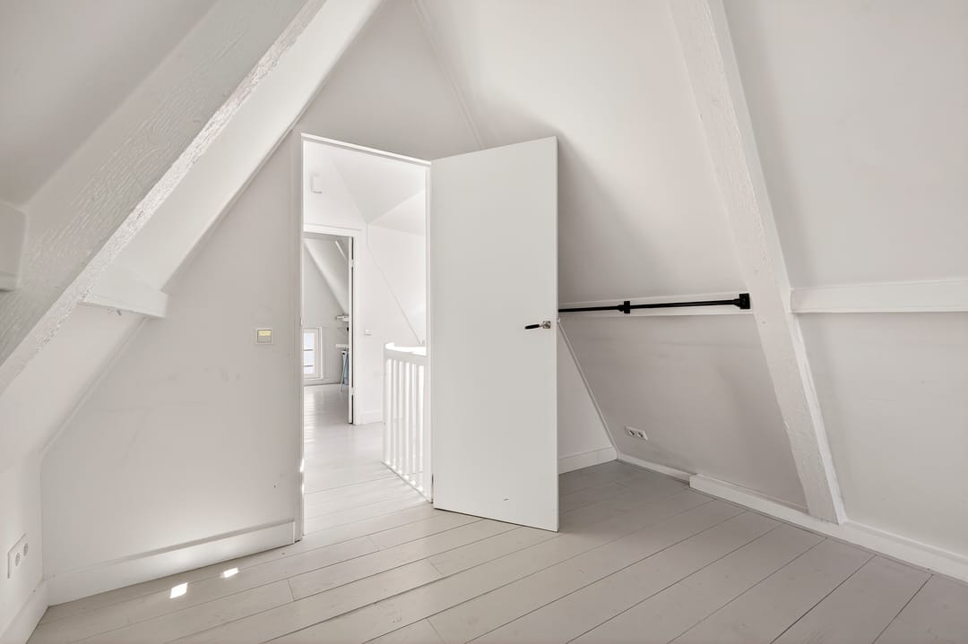 Renovated Upper Apartment with Three Bedrooms in Historic Amsterdam Center — 23