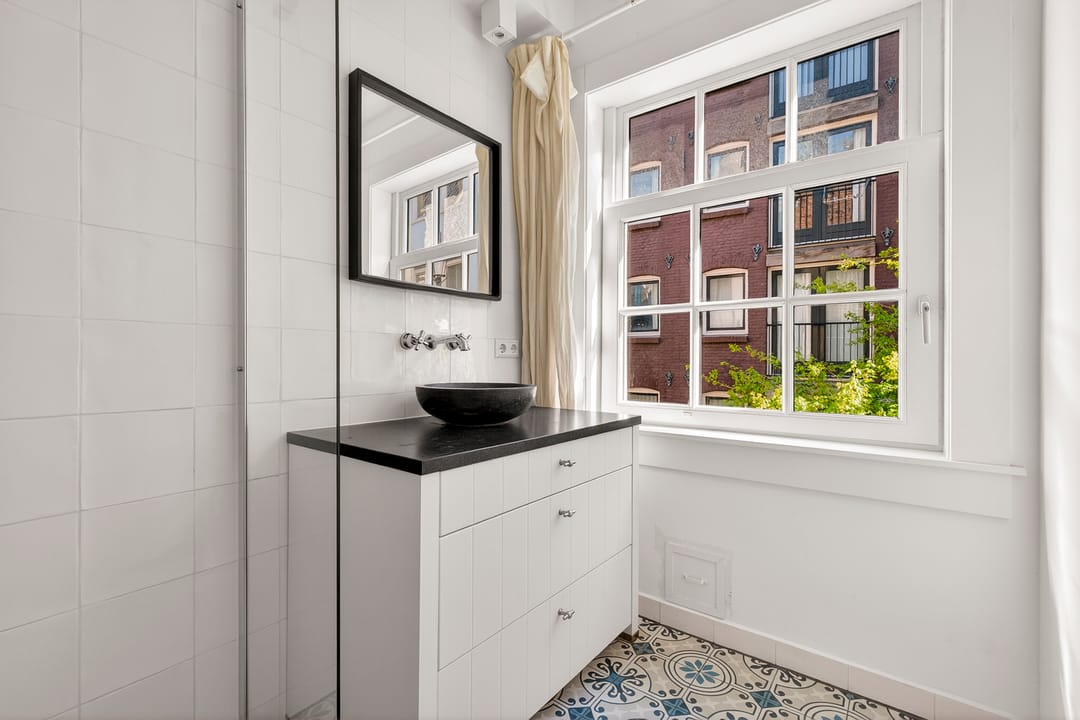 Renovated Upper Apartment with Three Bedrooms in Historic Amsterdam Center — 17