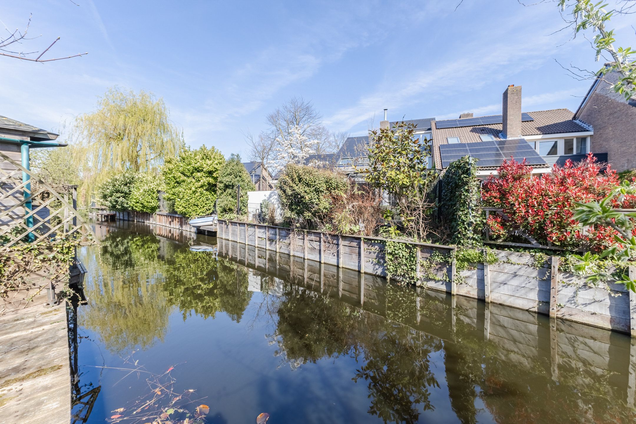 Spacious semi-detached home with deep water-side garden and private dock — 33