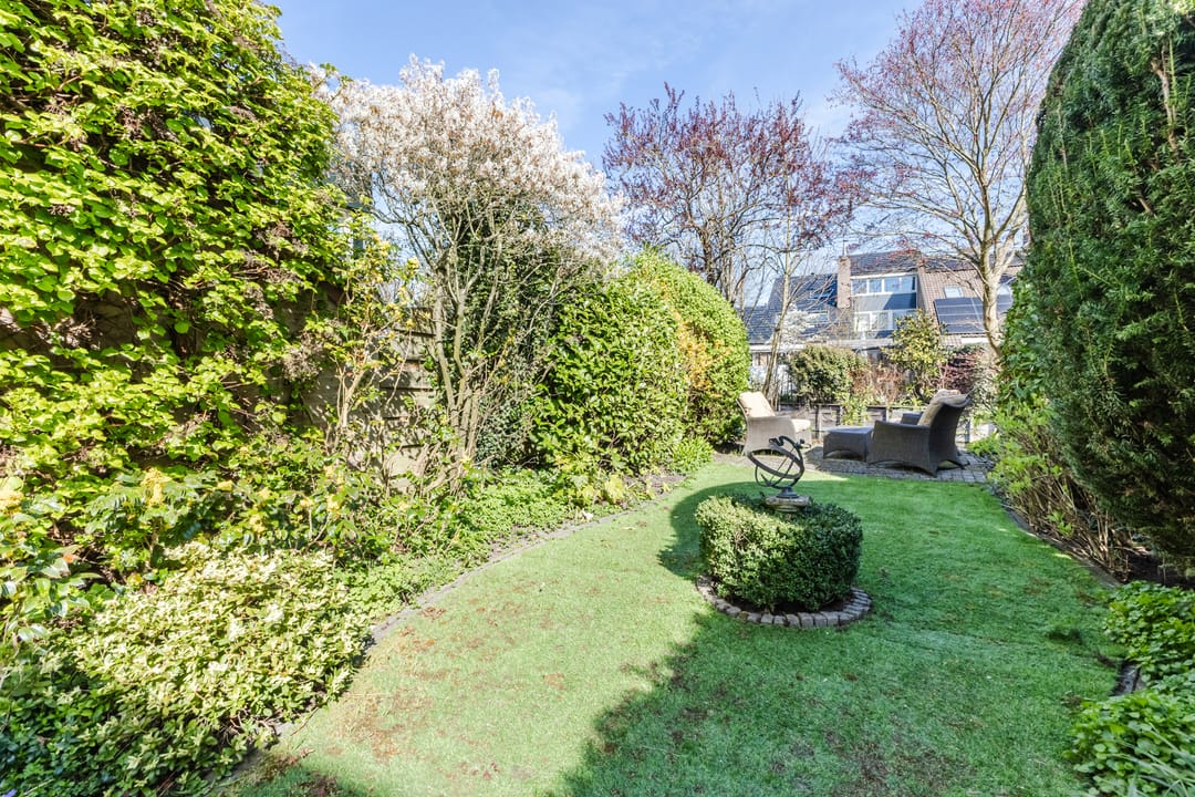 Spacious semi-detached home with deep water-side garden and private dock — 31