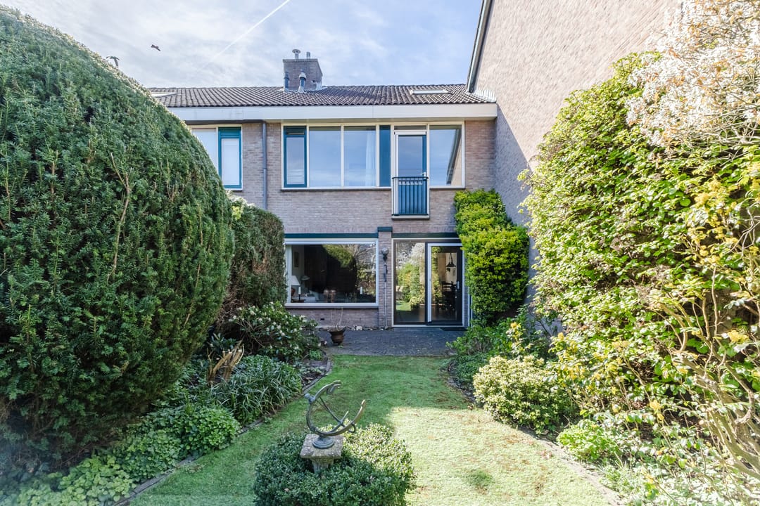 Spacious semi-detached home with deep water-side garden and private dock — 28