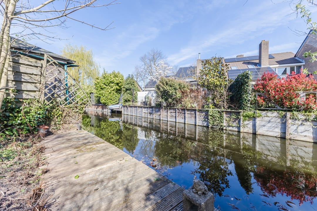 Spacious semi-detached home with deep water-side garden and private dock — 32