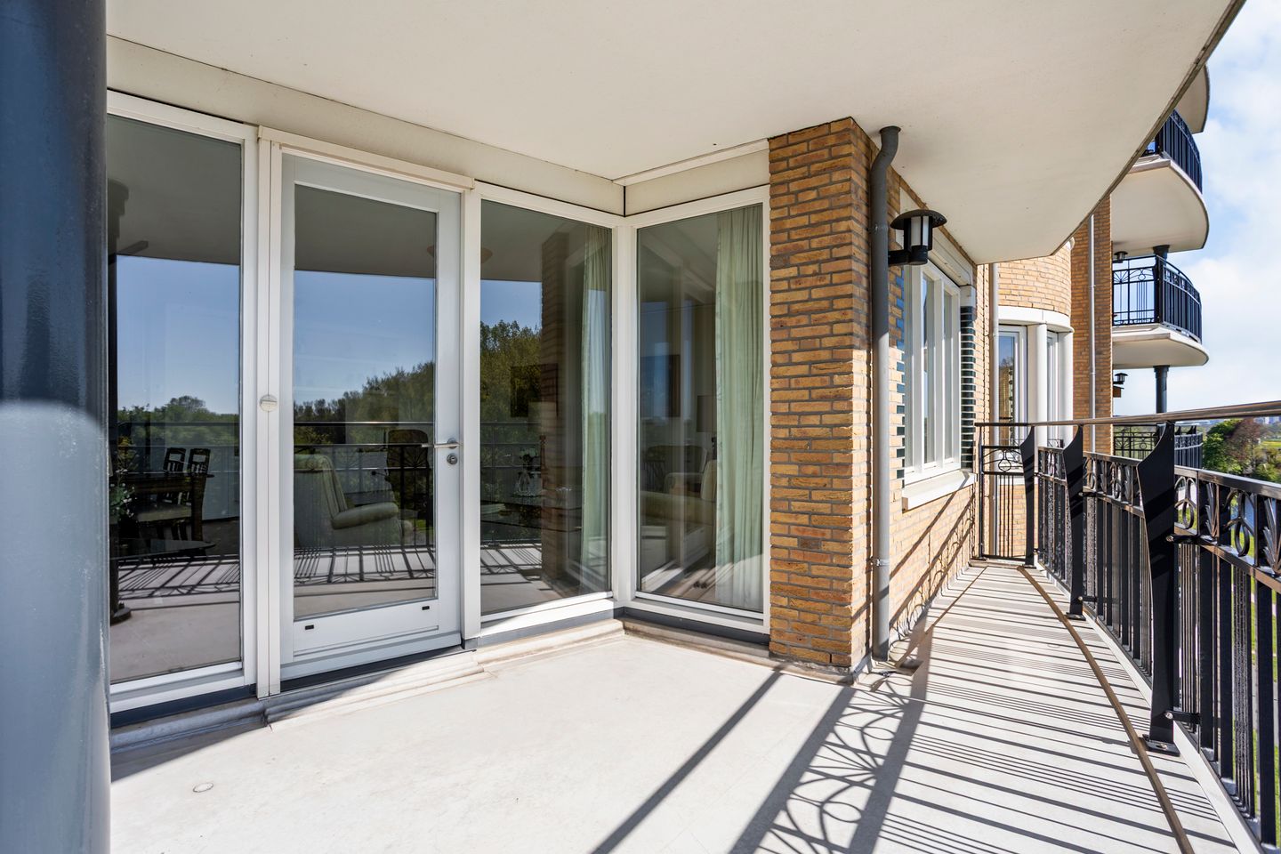 Spacious 4-room apartment with panoramic water views — 14