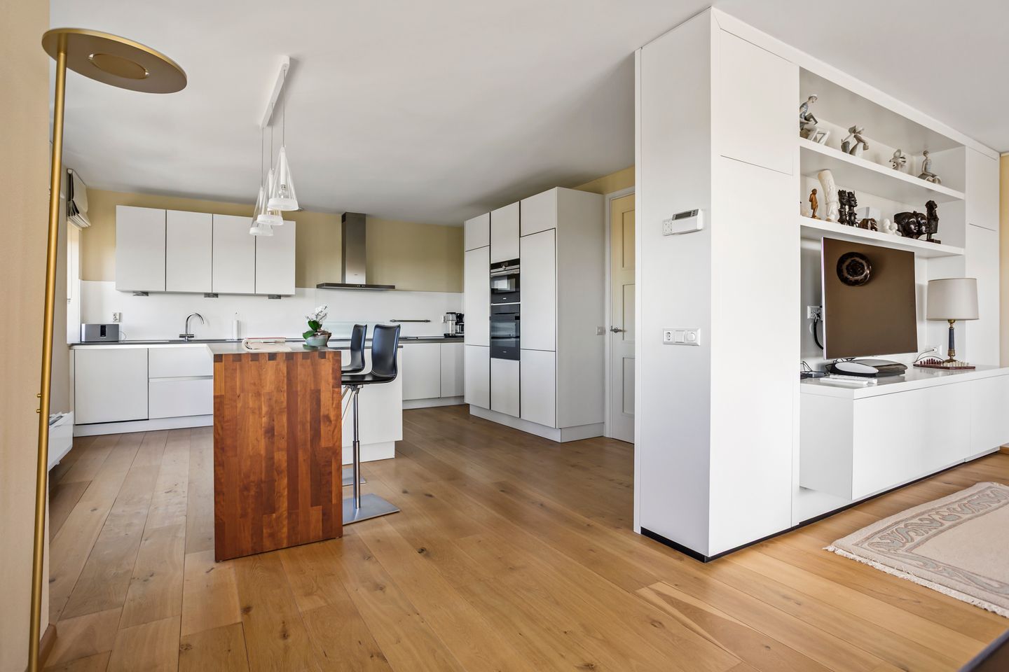 Spacious 4-room apartment with panoramic water views — 20