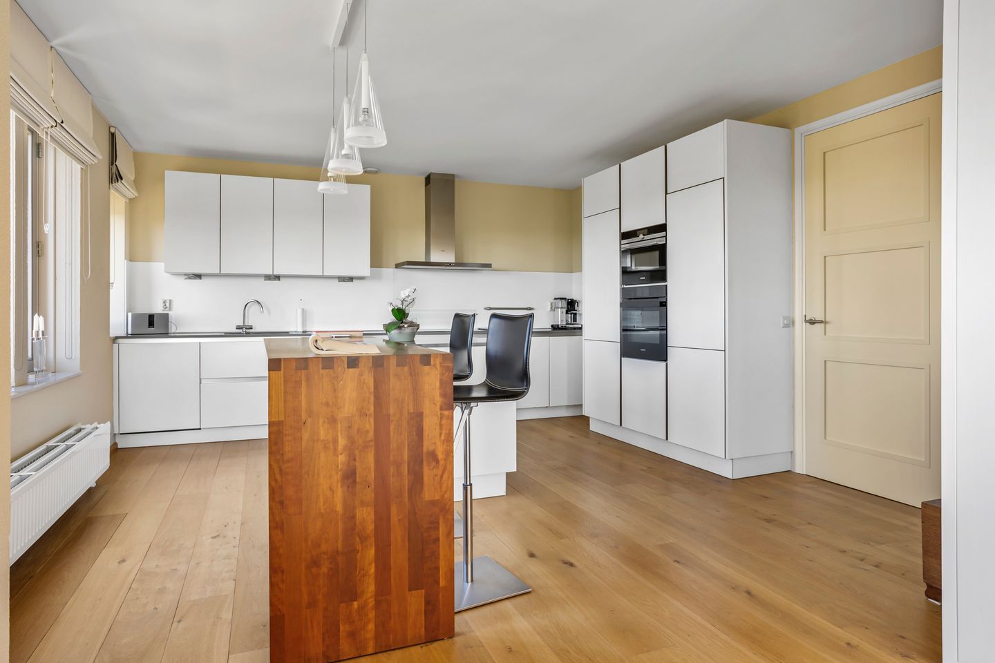 Spacious 4-room apartment with panoramic water views — 19