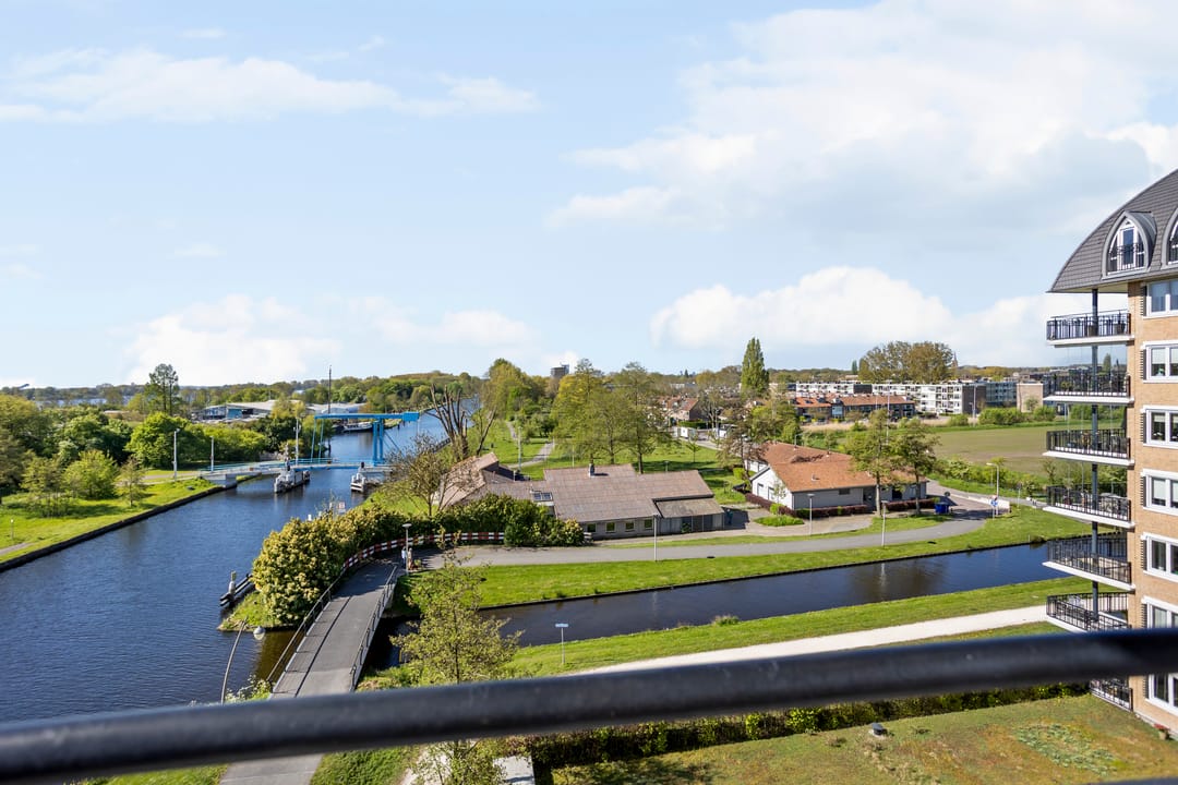 Spacious 4-room apartment with panoramic water views — 17