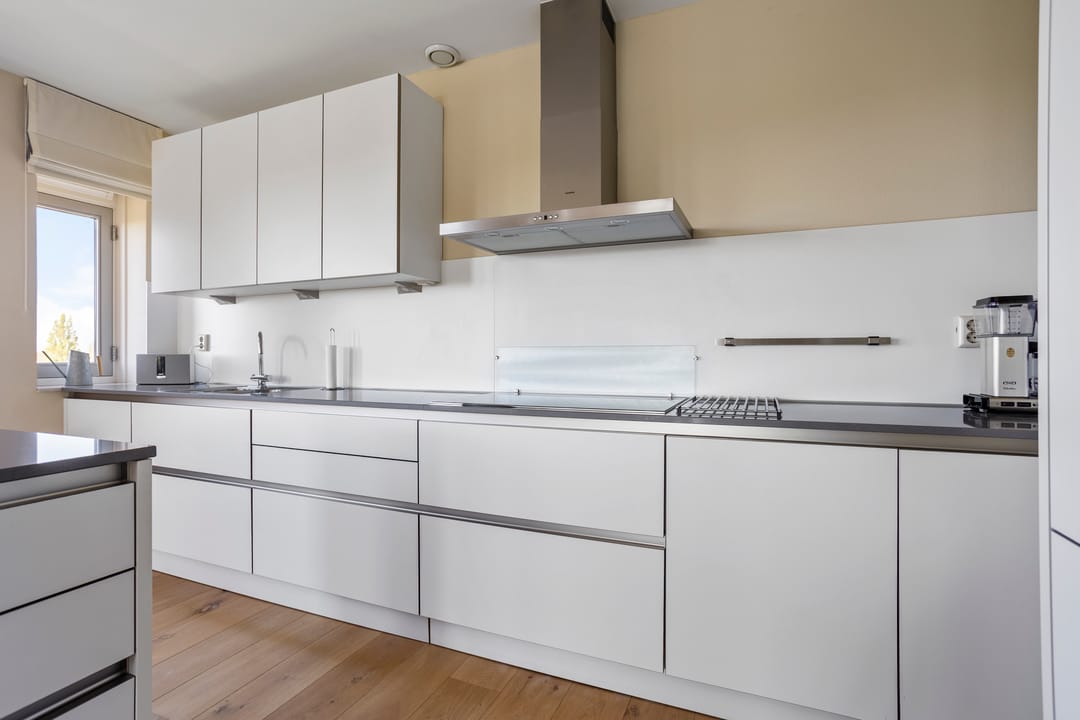 Spacious 4-room apartment with panoramic water views — 23