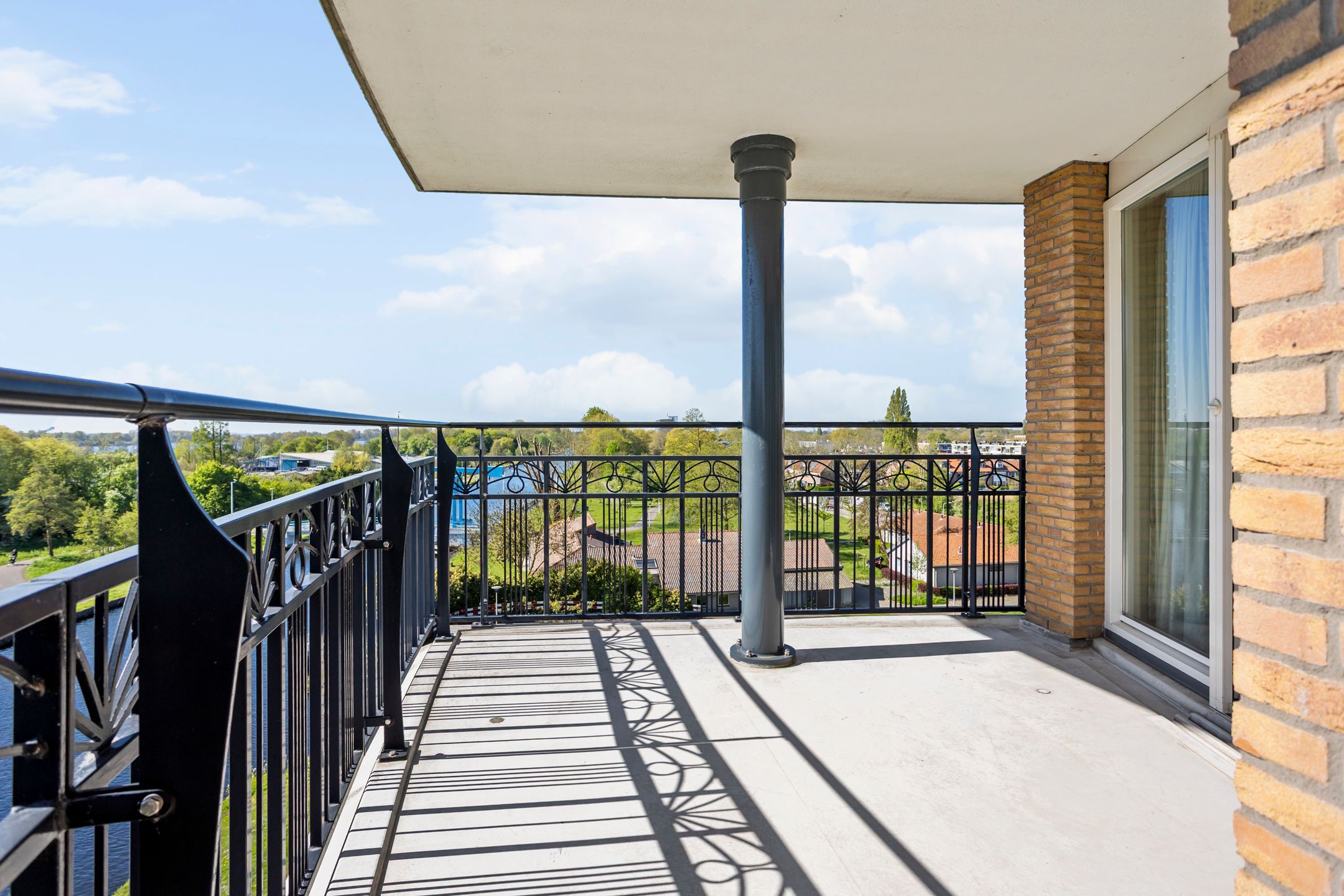 Spacious 4-room apartment with panoramic water views — 15