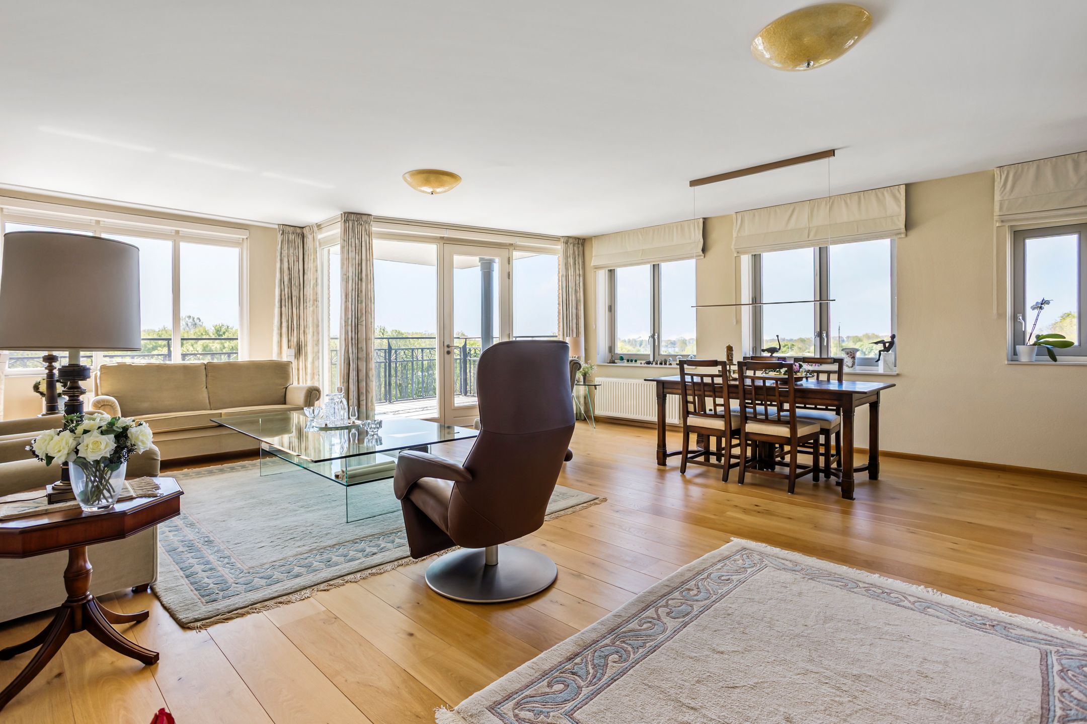 Spacious 4-room apartment with panoramic water views — 12