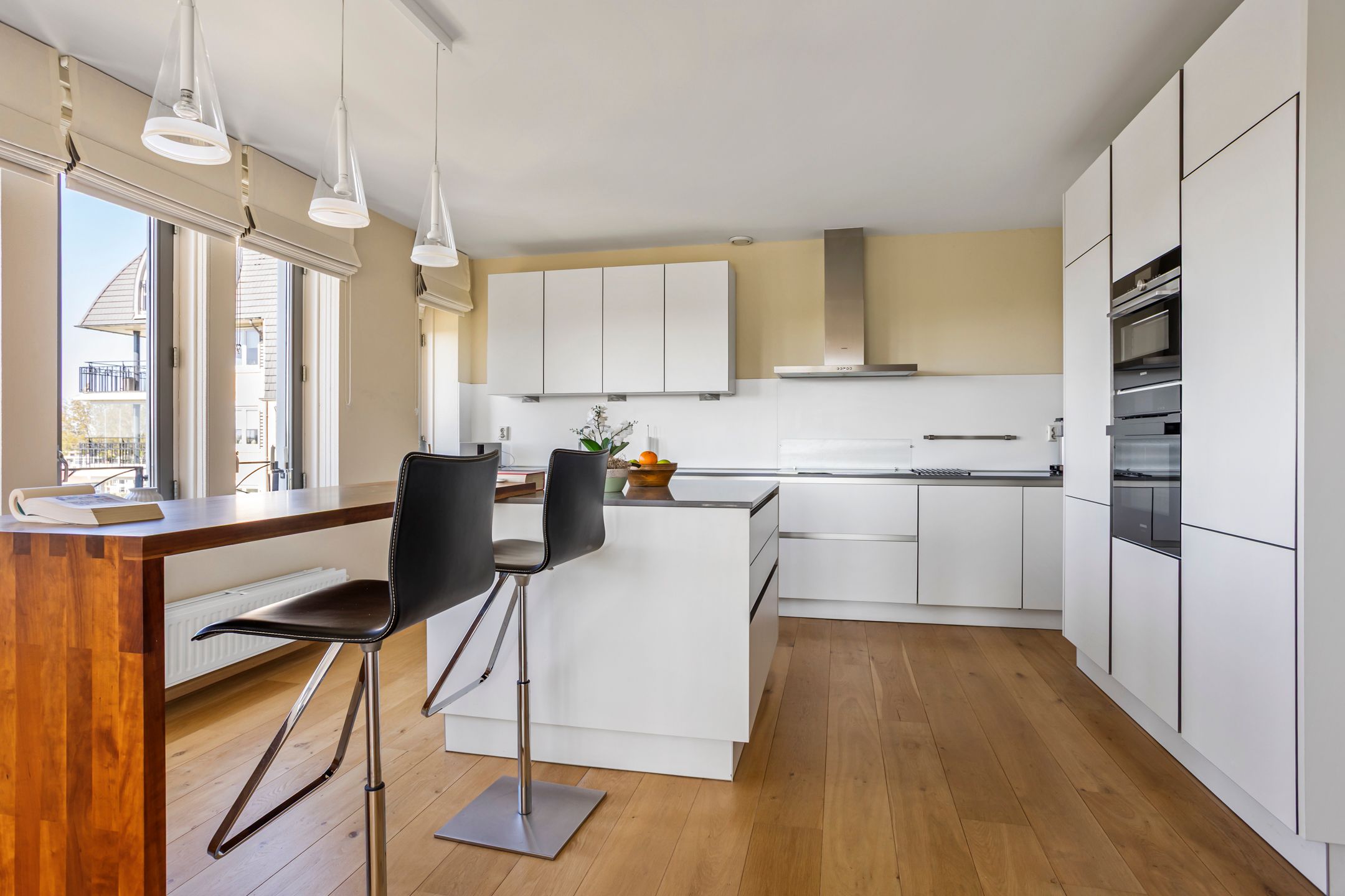 Spacious 4-room apartment with panoramic water views — 21