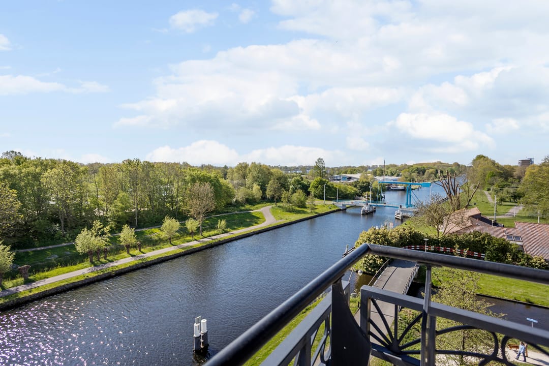 Spacious 4-room apartment with panoramic water views — 16
