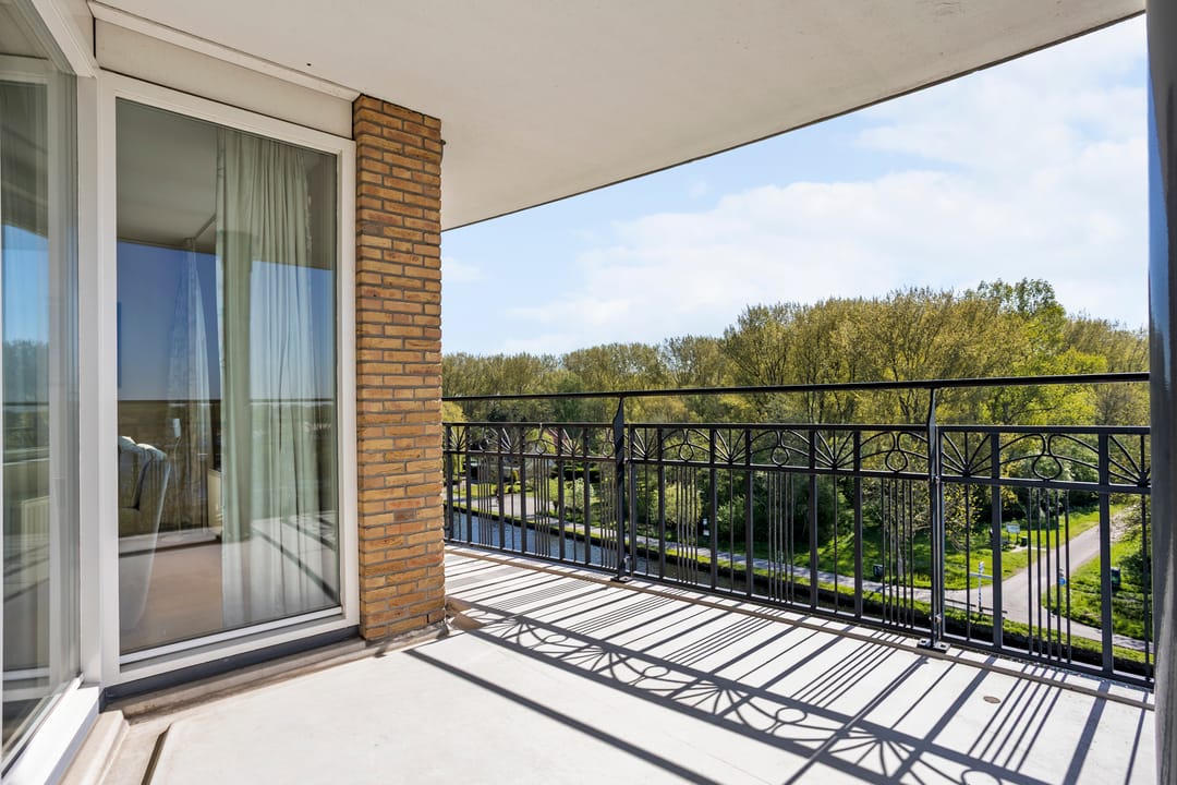 Spacious 4-room apartment with panoramic water views — 13