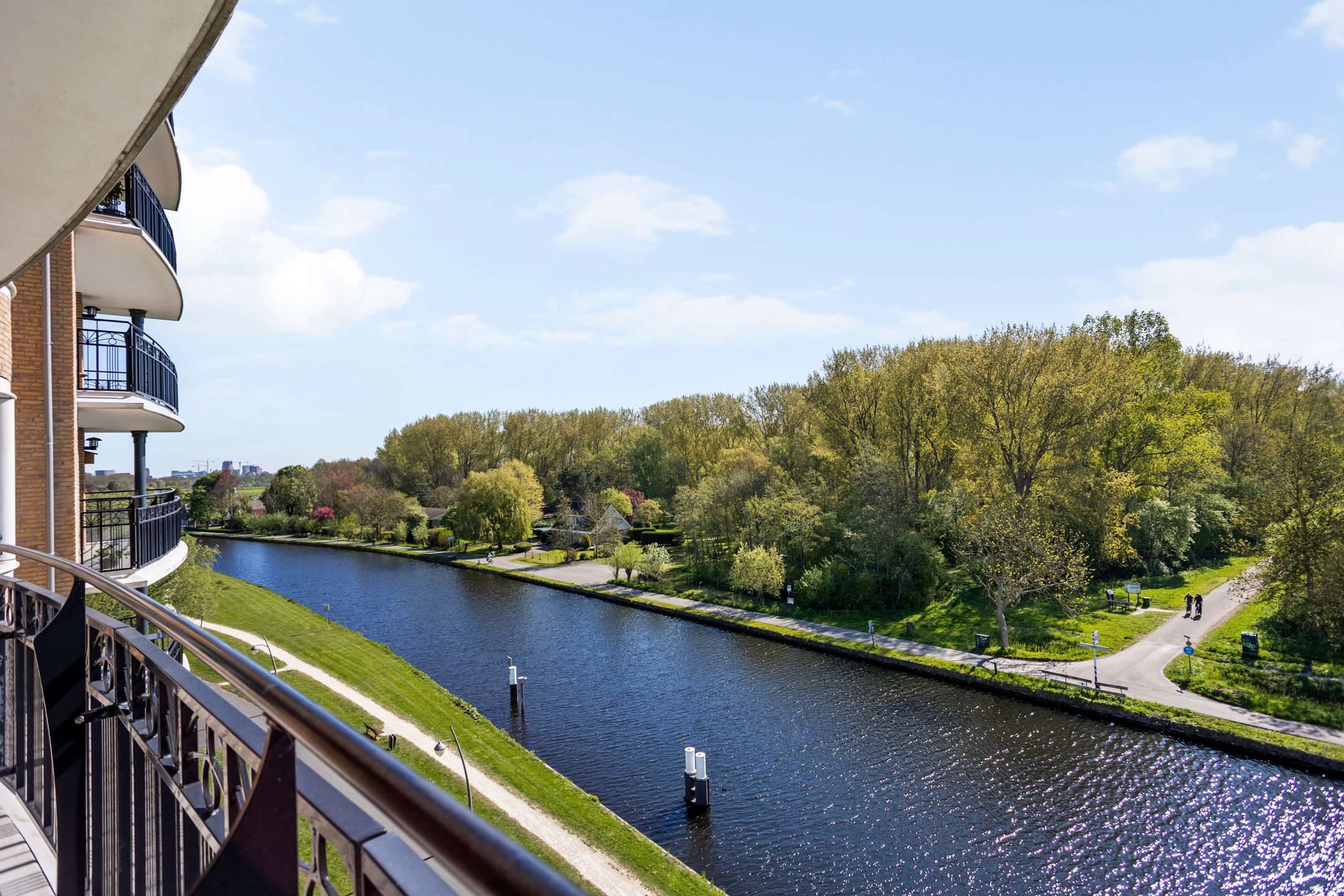 Spacious 4-room apartment with panoramic water views — 18