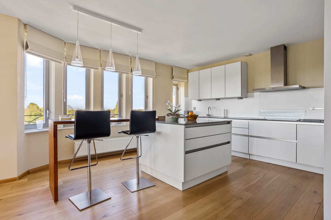 Spacious 4-room apartment with panoramic water views — 22