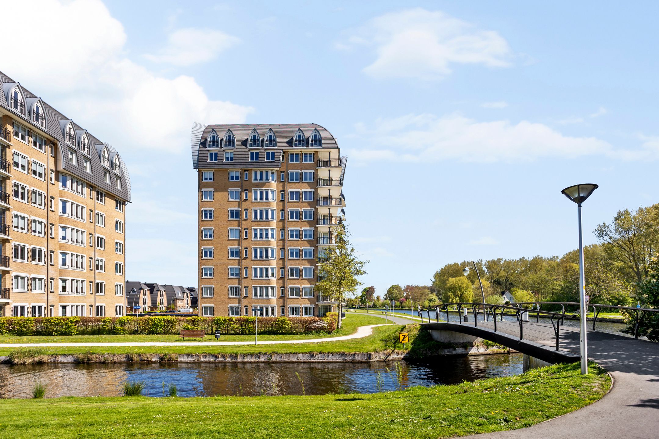 Spacious 4-room apartment with panoramic water views — 51