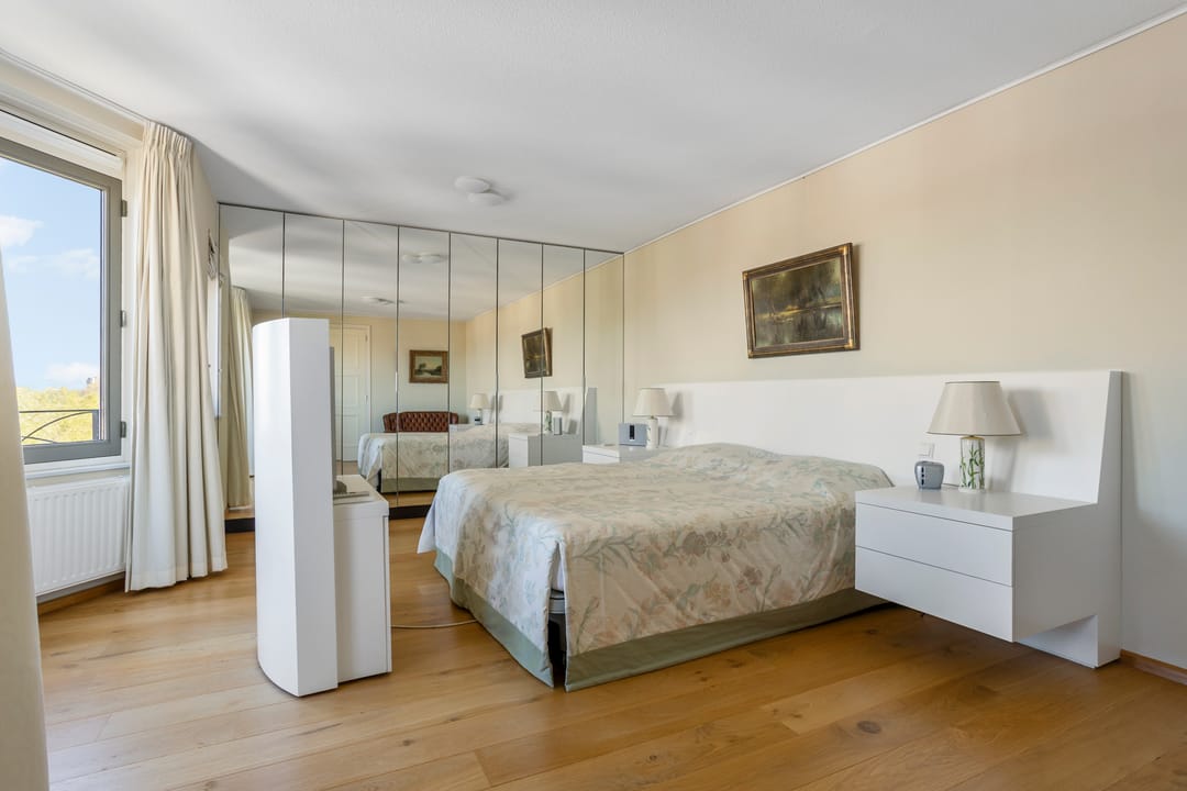 Spacious 4-room apartment with panoramic water views — 32
