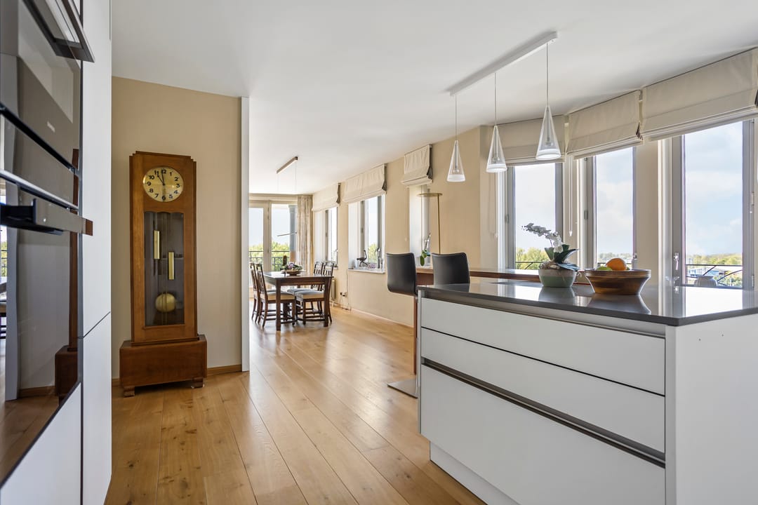 Spacious 4-room apartment with panoramic water views — 26